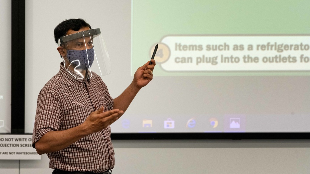 Iowa professor teaching in PPE
